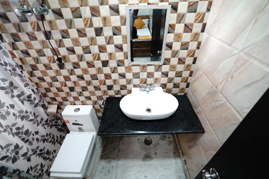 Трехместный (Стандартный трехместный номер), Hotel New Rajdhani Inn - Couple Friendly Stays