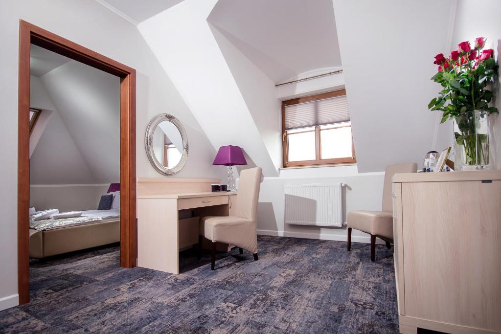 Студио (Номер-студио Делюкс с кроватью размера «king-size»), Hotel Trzy Róże