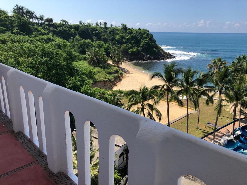 La Coral Beach House photo 2