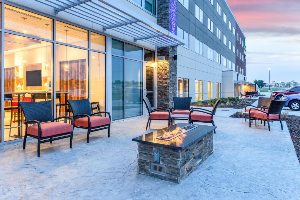 Holiday Inn Express & Suites - Springfield North, an IHG Hotel photo 2
