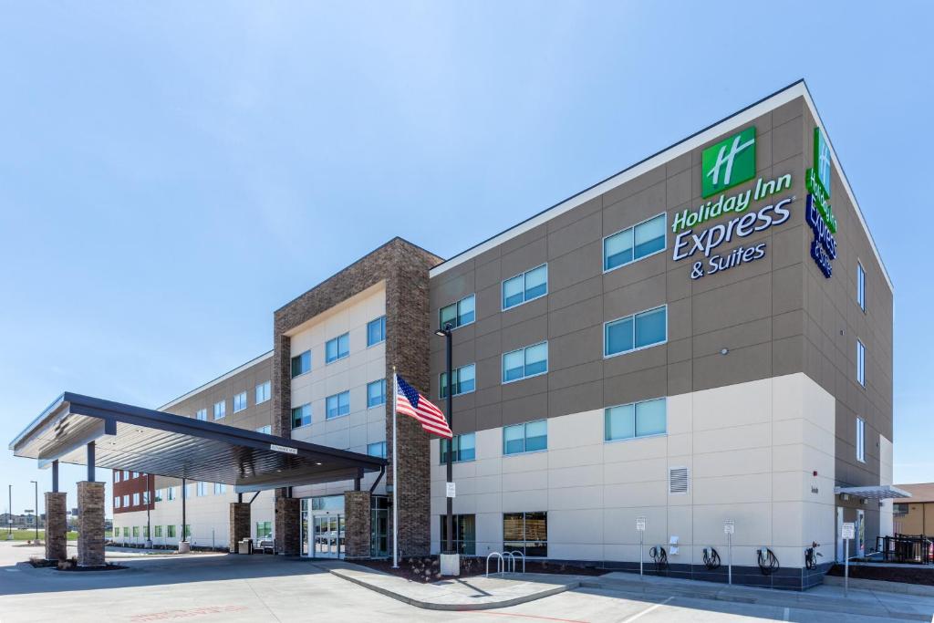 Holiday Inn Express & Suites Springfield North, an IHG Hotel image