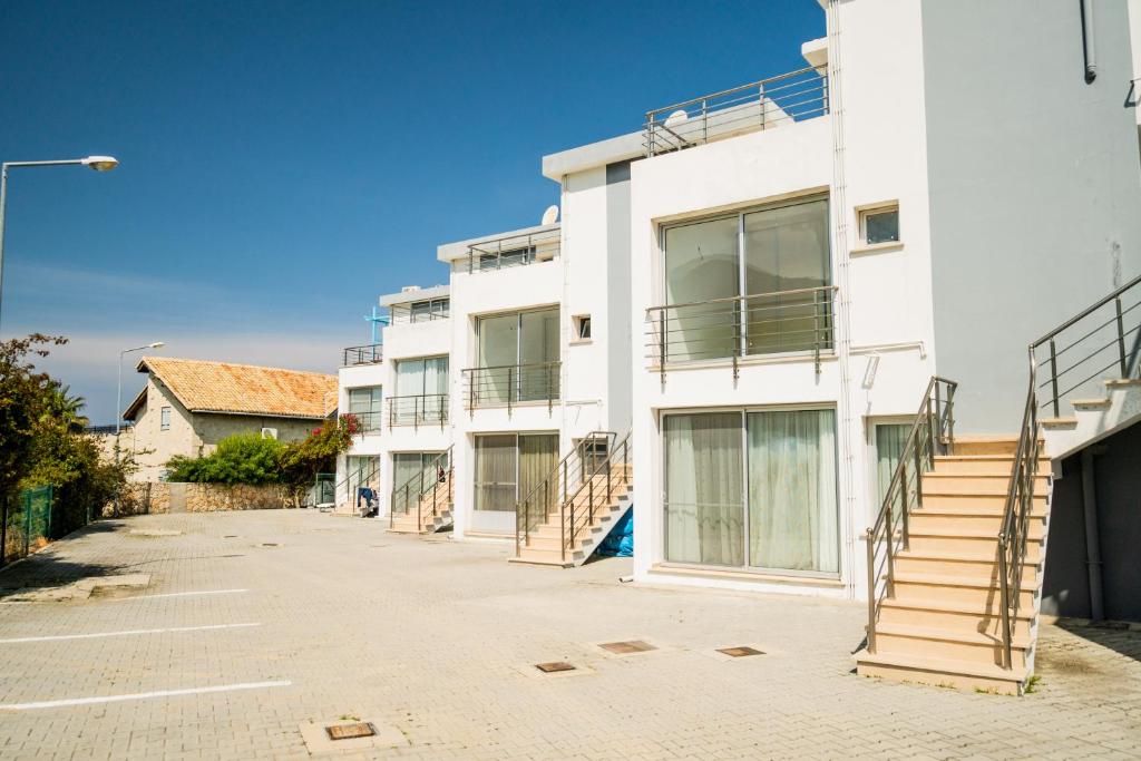 Spacious Three-Bedroom Apartment with Sea View A4 photo 2