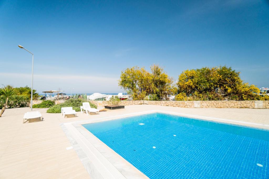 Spacious Three-Bedroom Apartment with Sea View A4 photo 3