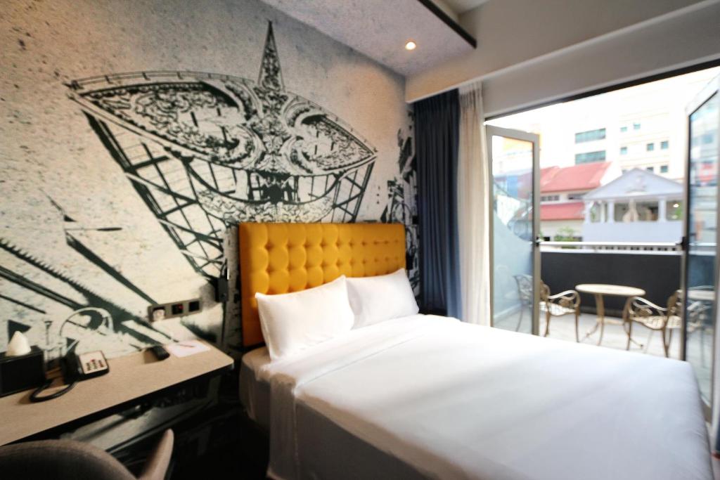 Трехместный (Улучшенный номер с кроватью размера «queen-size» и балконом), Travelodge City Centre
