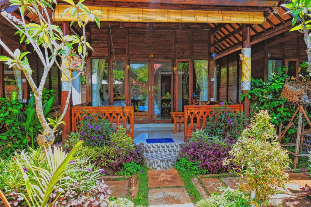 Двухместный (Двухместный номер Делюкс с 1 кроватью и балконом), Mertasari Bungalows