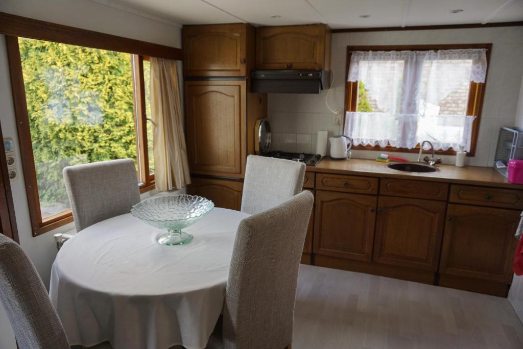 Chalet at a holiday park in Opmeer near Amsterdam photo 4