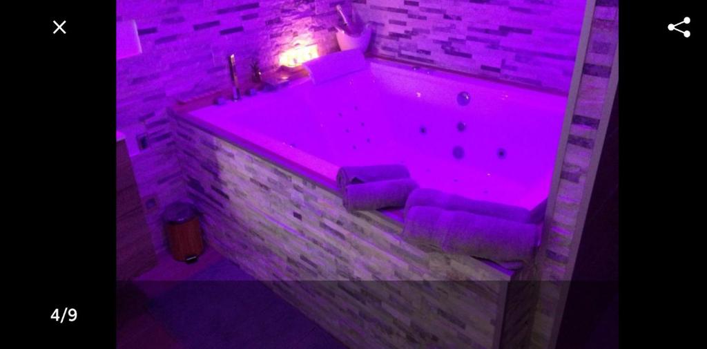 Le Menhir Jacuzzi Lit 200x200 photo 2