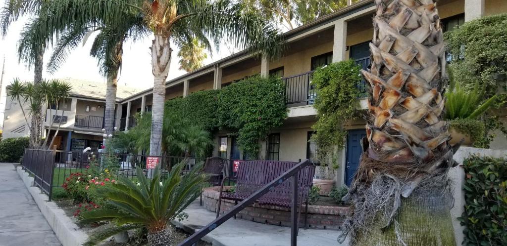 Sierra Crossing Motel - Tap to explore photos
