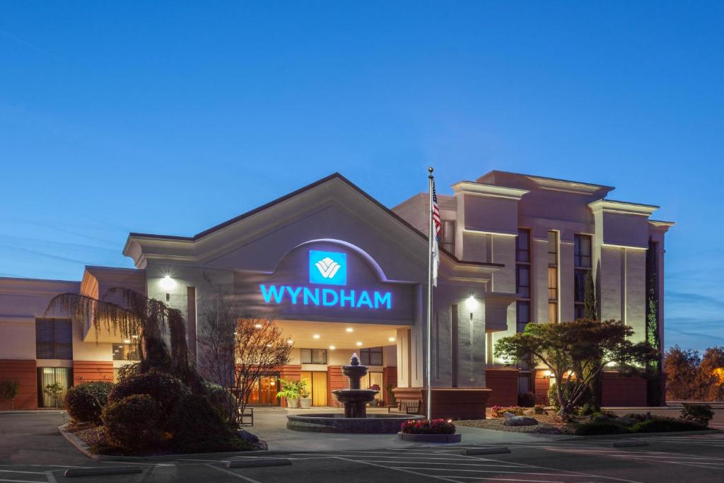 Wyndham Visalia image