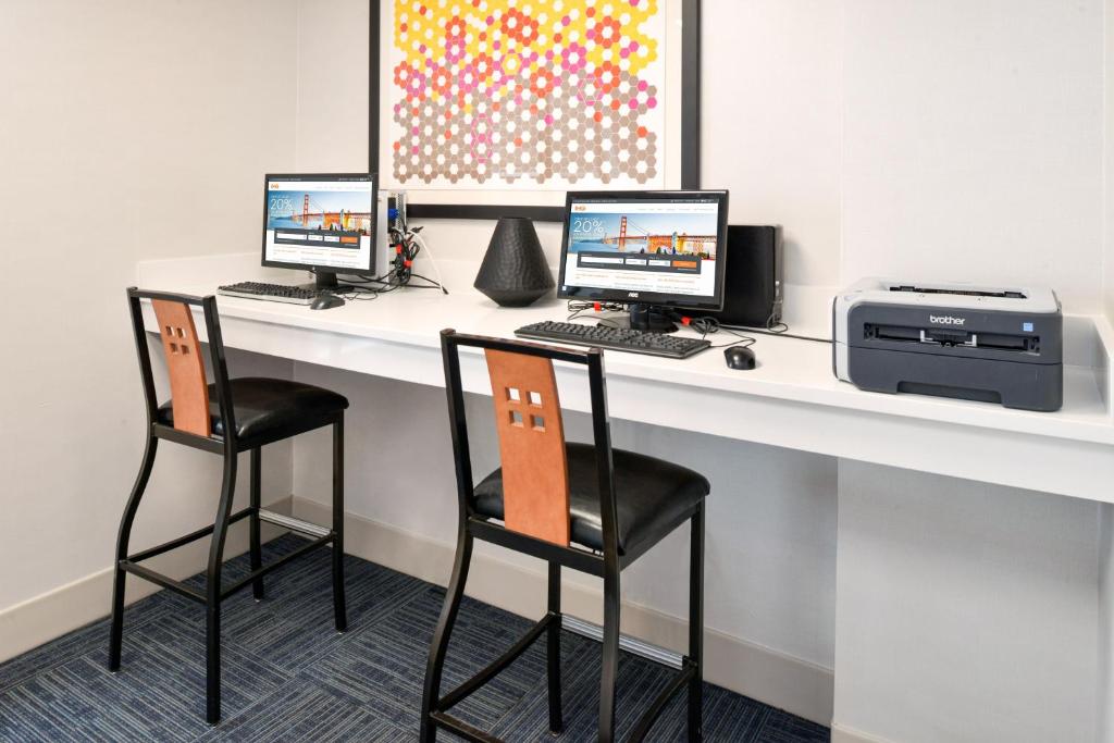 Holiday Inn Express & Suites Pueblo, an IHG Hotel photo 4