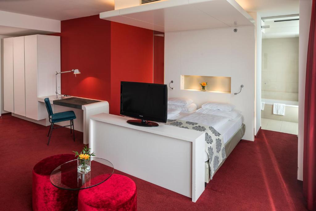 Сьюит (Junior Suite (with access to Rooftop Lounge)), Falkensteiner Hotel Bratislava