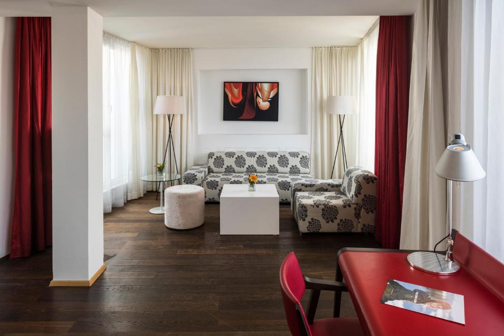 Сьюит (Senior Suite (with access to Rooftop Lounge)), Falkensteiner Hotel Bratislava