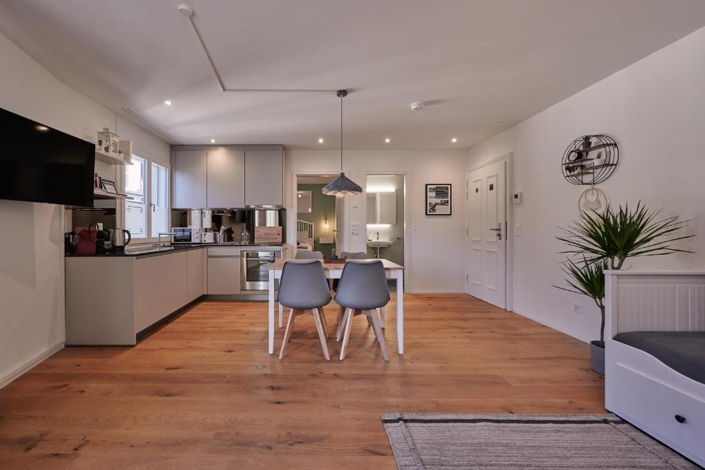 City Center Apartment with Mountain View photo 4