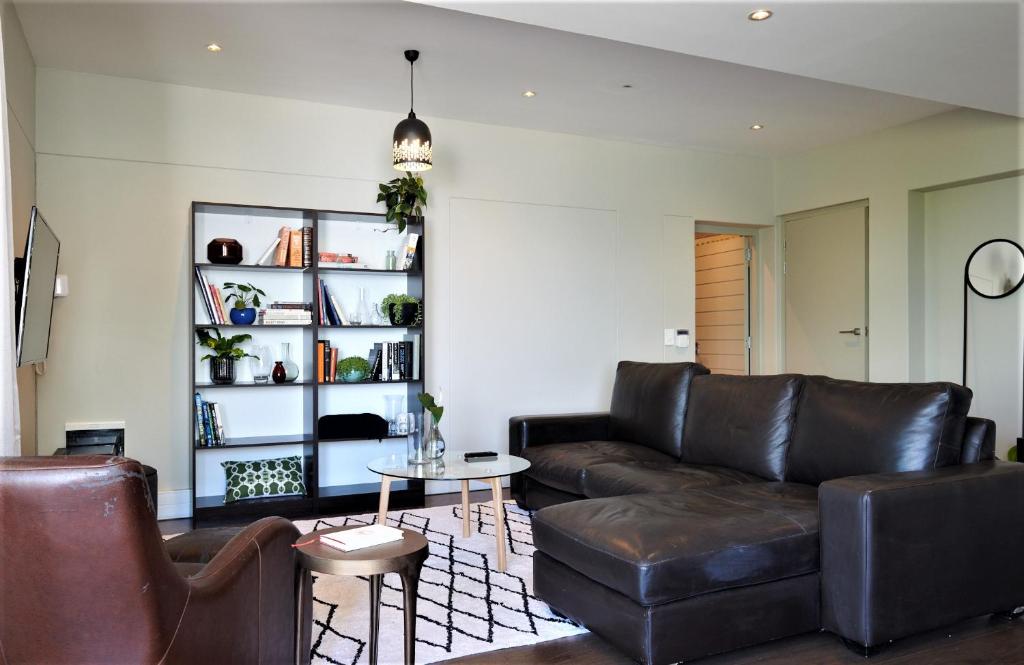 6 on Clifton - Spacious 2 bedroom apartment - Tap to explore photos