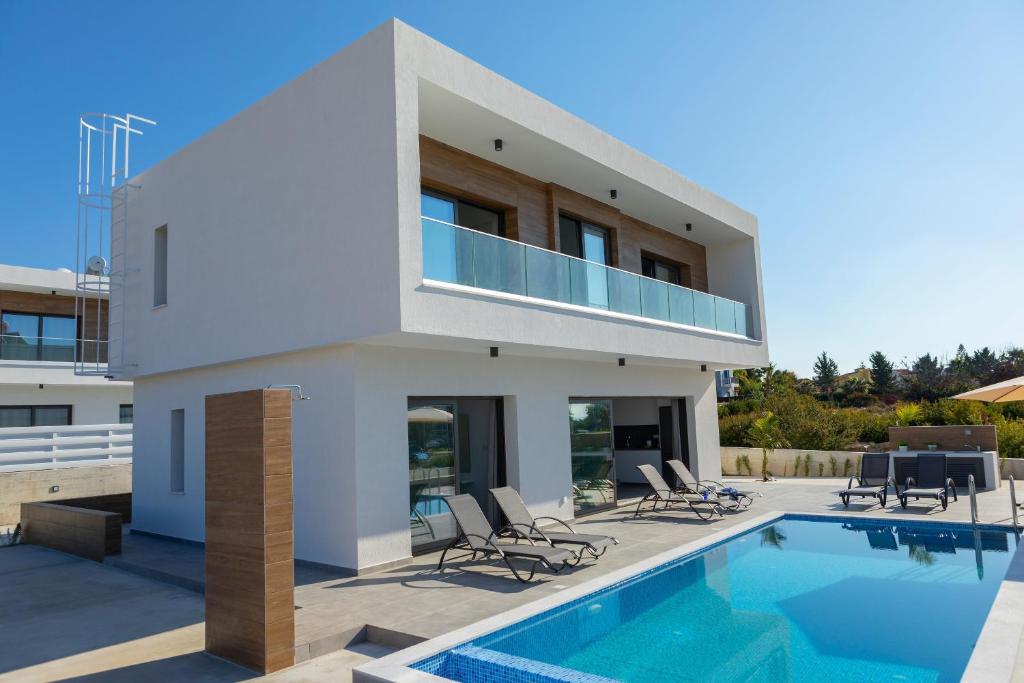 Villa Marlene, walking distance to Coral Beach! photo 1
