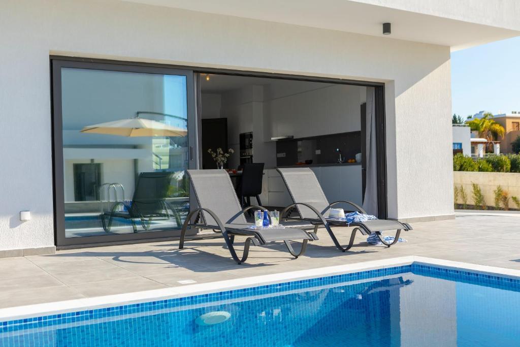 Villa Marlene, walking distance to Coral Beach! photo 3