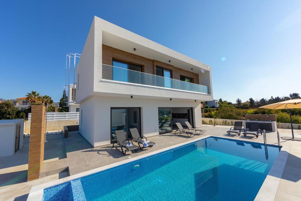 Villa Marlene, walking distance to Coral Beach! photo 2