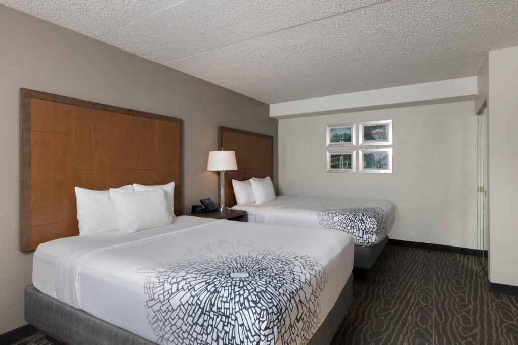 La Quinta Inn & Suites by Wyndham Secaucus Meadowlands image