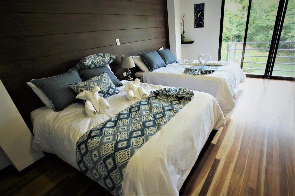 Burbi Lake Lodge Monteverde - Tap to explore photos