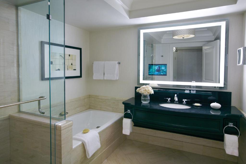 Сьюит (Представительский люкс с видом на стадион), Four Seasons Hotel Las Vegas