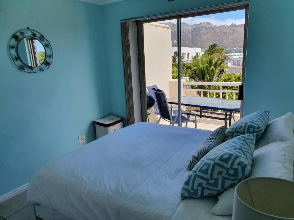 Sea and Mountain View Apartment photo 2