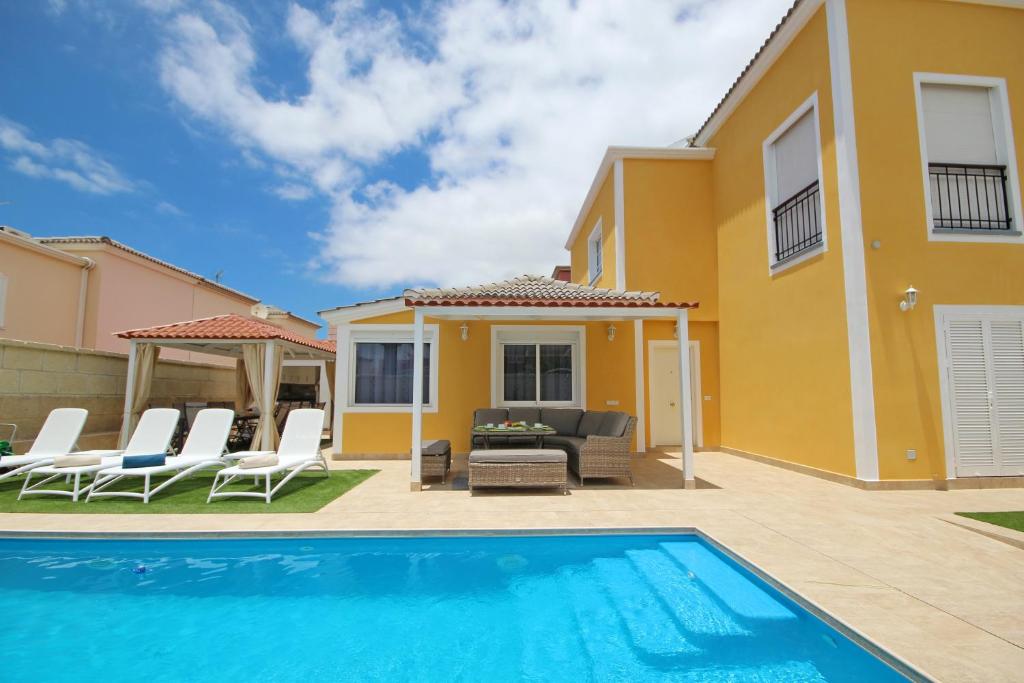 Amazing 5-bedroom villa in Costa Adeje photo 3