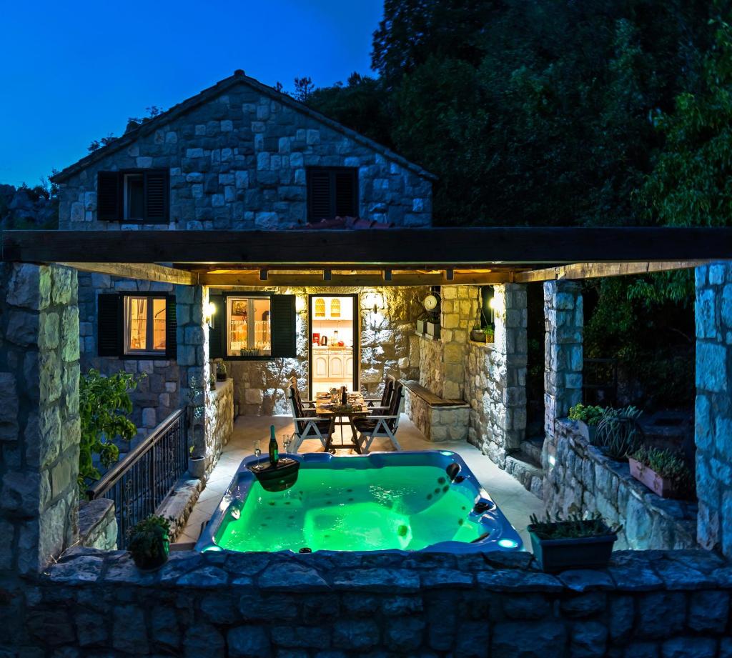 Stonehouse Korlat with open-air jacuzzi photo 2