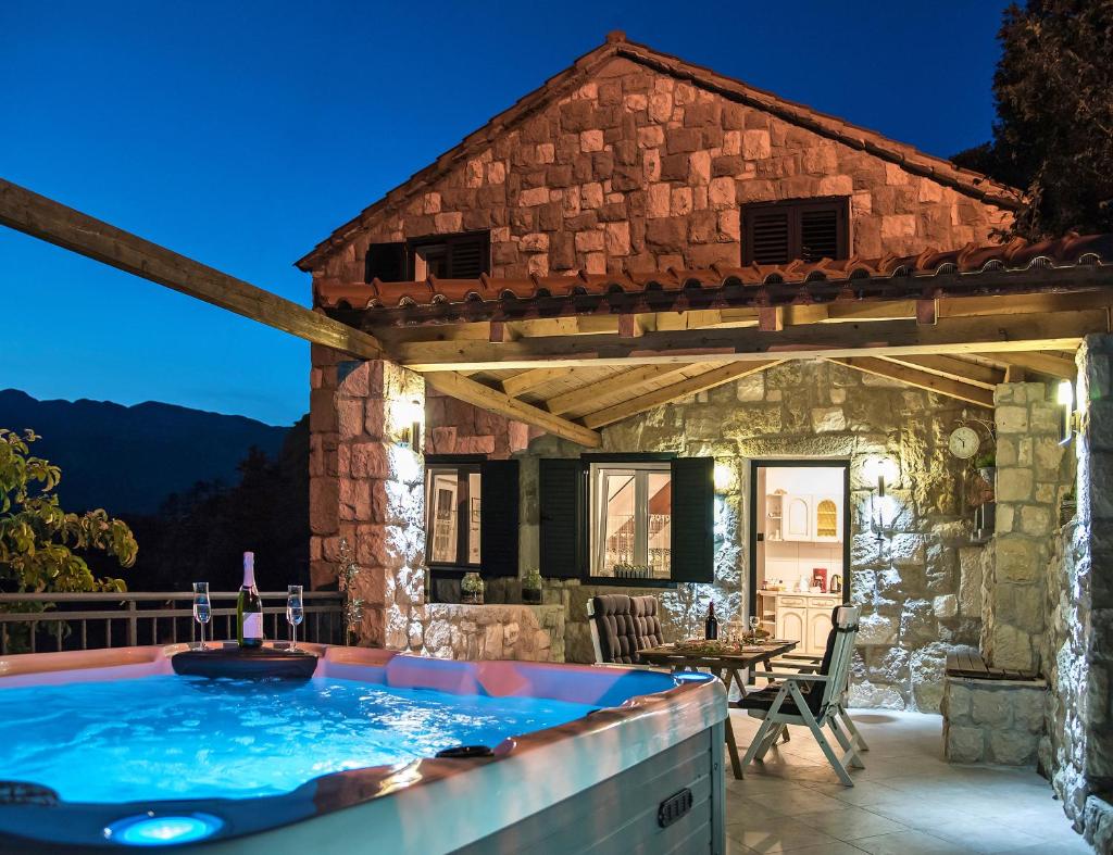 Stonehouse Korlat with open-air jacuzzi photo 1