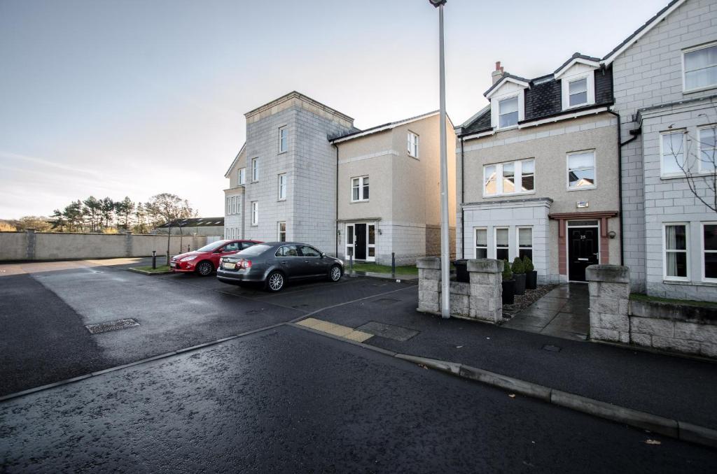 Orange Apartments Polmuir Gardens Only 7 minutes to City Centre photo 2