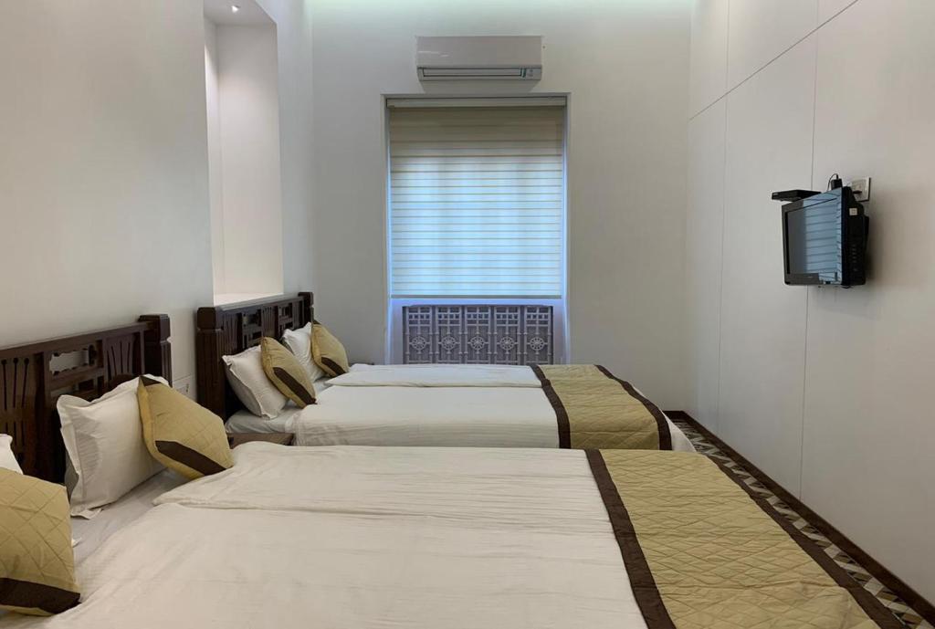 Четырехместный (Superior AC Quadruple Room With Shared Bathroom), Carlton Hotel