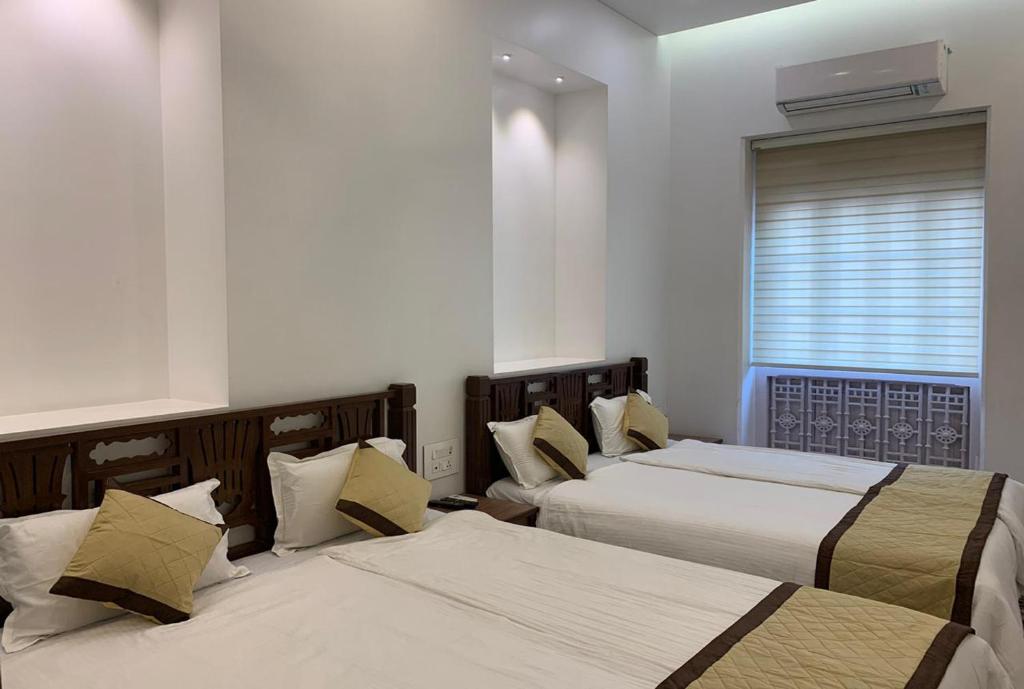 Четырехместный (Superior AC Quadruple Room With Shared Bathroom), Carlton Hotel