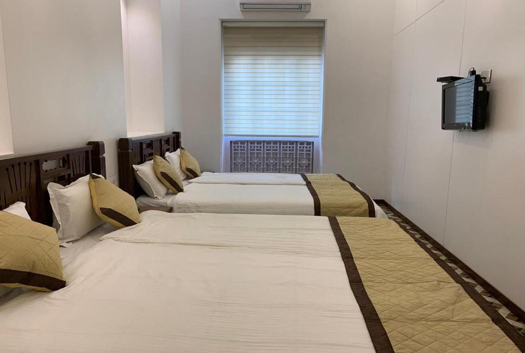 Четырехместный (Superior AC Quadruple Room With Shared Bathroom), Carlton Hotel