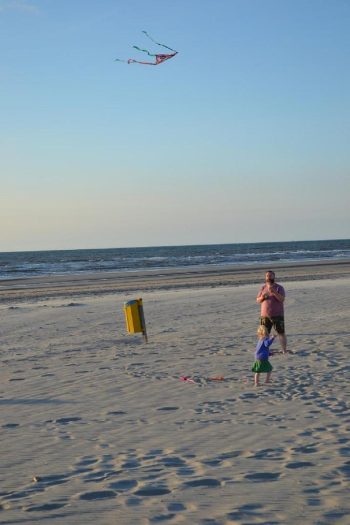 Pipowagen op het strand photo 1