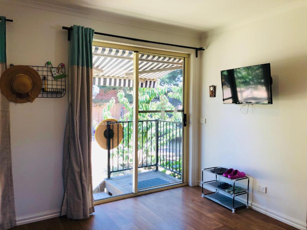 Charlie sweet home at Mornington Peninsula photo 3