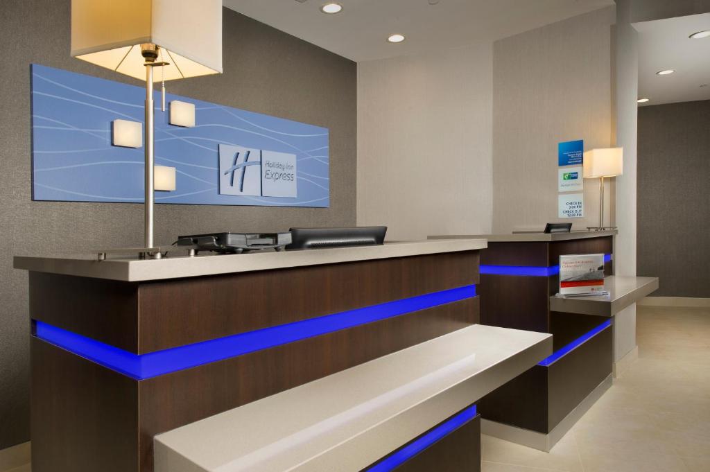 Holiday Inn Express Hotel & Suites Waco South, an IHG Hotel photo 4
