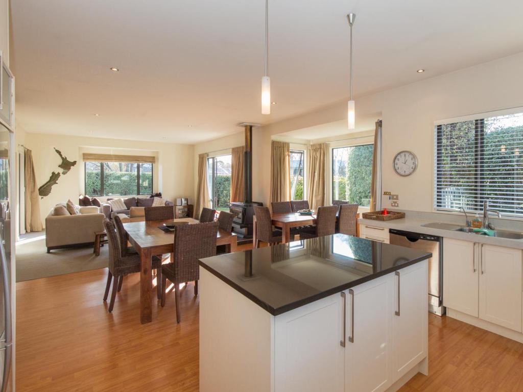 Modern Lake Haven - Wanaka Holiday Home photo 3