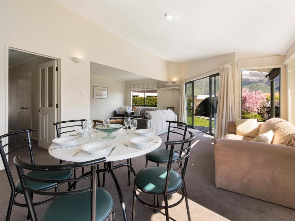 Downtown Wanaka - Wanaka Holiday Home photo 3