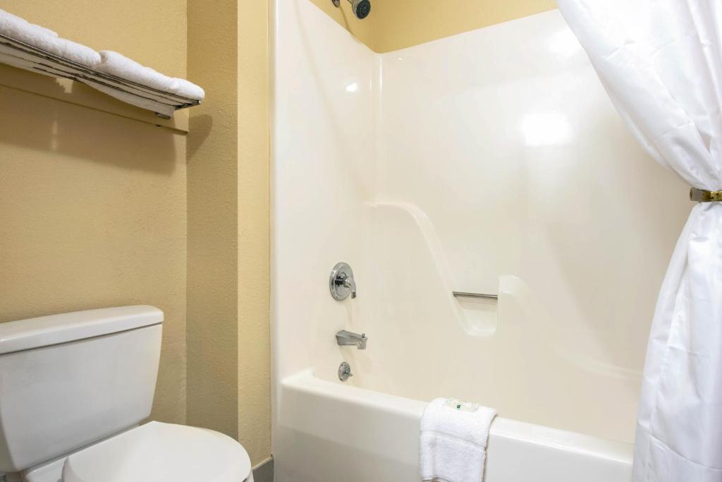 Quality Inn & Suites photo 1