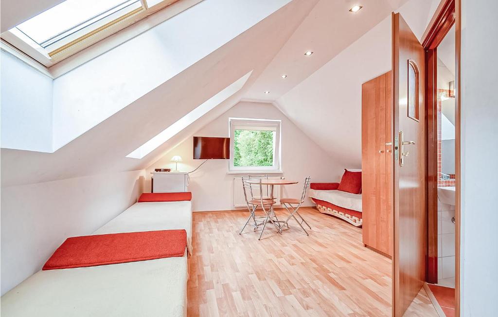 Awesome Home In Grzybowo With 3 Bedrooms And Internet photo 4