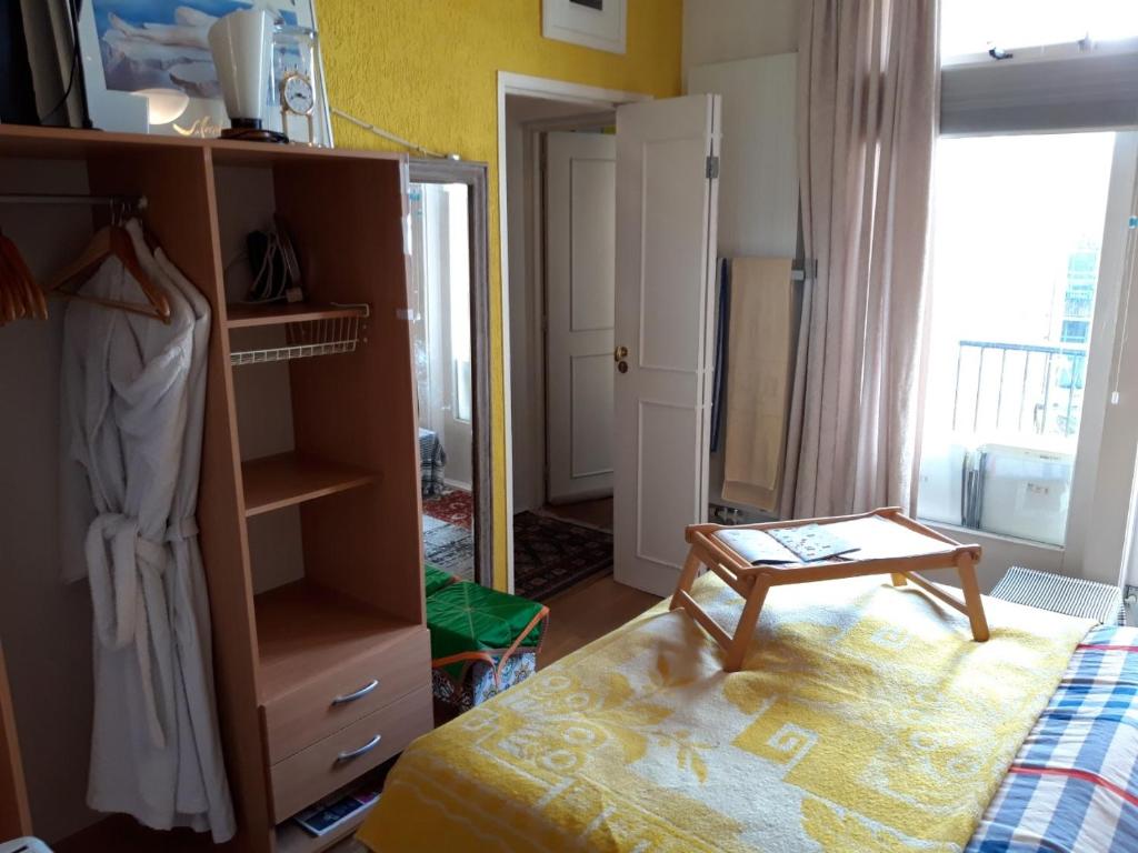 Homey Budget Bedroom photo 4
