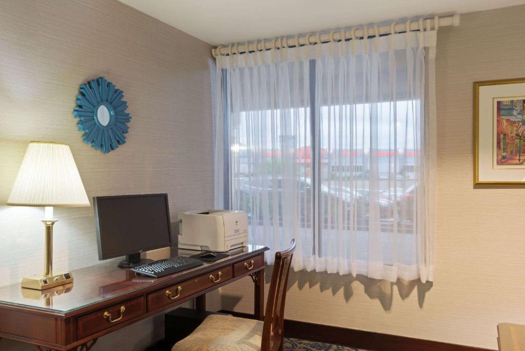 Ramada by Wyndham Boston photo 3