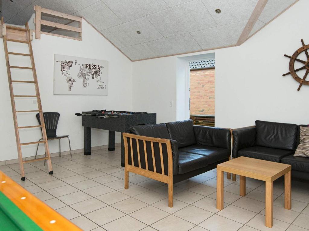 16 person holiday home in R m photo 1