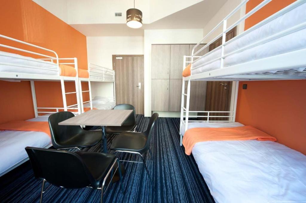 Номер (Номер эконом-класса с 6 кроватями и собственной ванной комнатой), Planet Hostel
