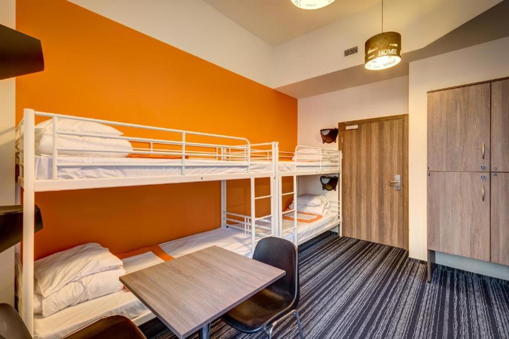 Номер (Номер эконом-класса с 6 кроватями и собственной ванной комнатой), Planet Hostel