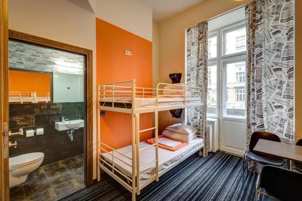 Номер (Номер эконом-класса с 6 кроватями и собственной ванной комнатой), Planet Hostel