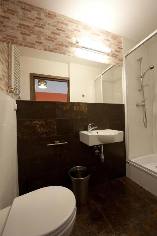 Planet Hostel Room Type - Economy six-bed room with private bathroom