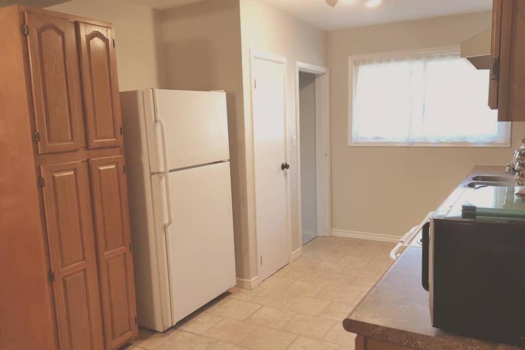 Sarnia Central Six - BIG 6 BR 2 BA - patio and BBQ photo 3