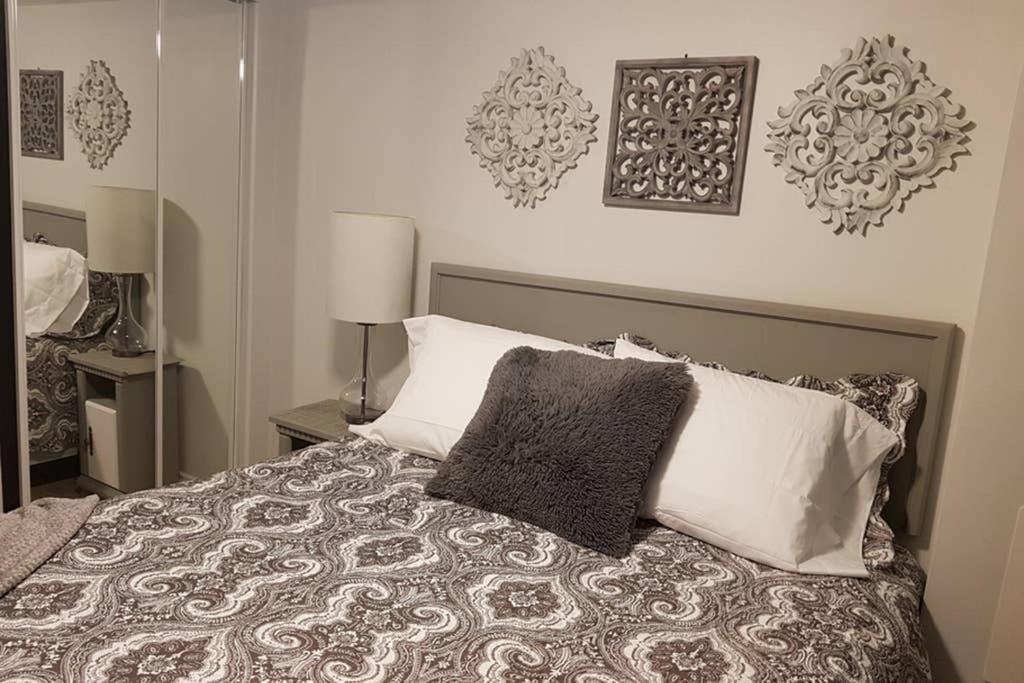 Sarnia Central Six - BIG 6 BR 2 BA - patio and BBQ photo 4