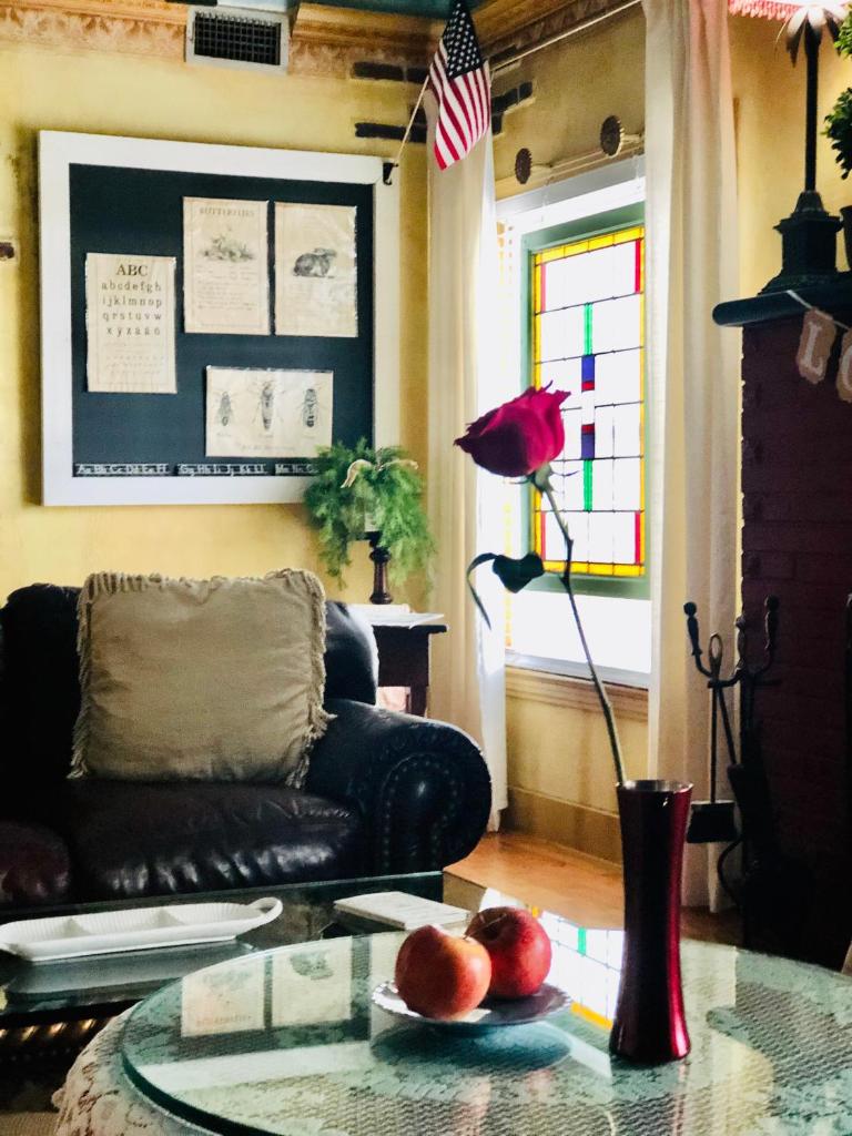 The Old Liberty Schoolhouse B&B - Tap to explore photos
