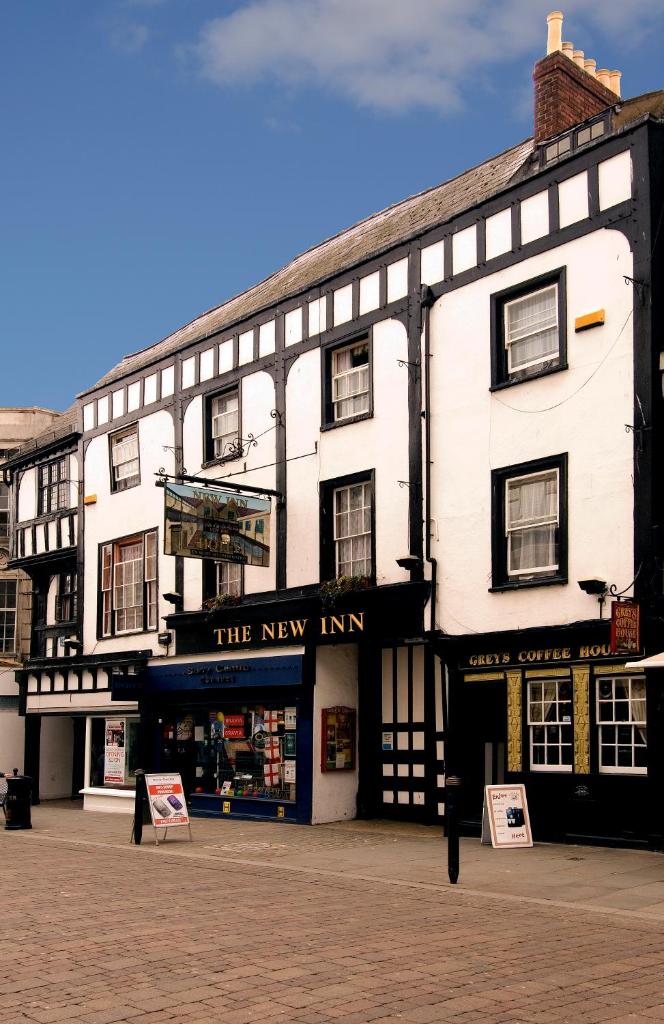 The New Inn by Roomsbooked